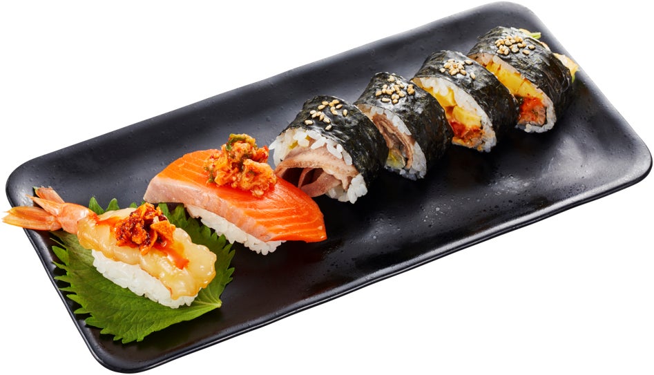 The Korean Fair Plate is available for ¥719 (tax included), featuring spicy Ganjang Saewoo (shrimp soy sauce marinade) sushi, thick-cut salmon with Lee Chao Yuan kimchi, pork tongue kimbap, and egg kimchi kimbap.