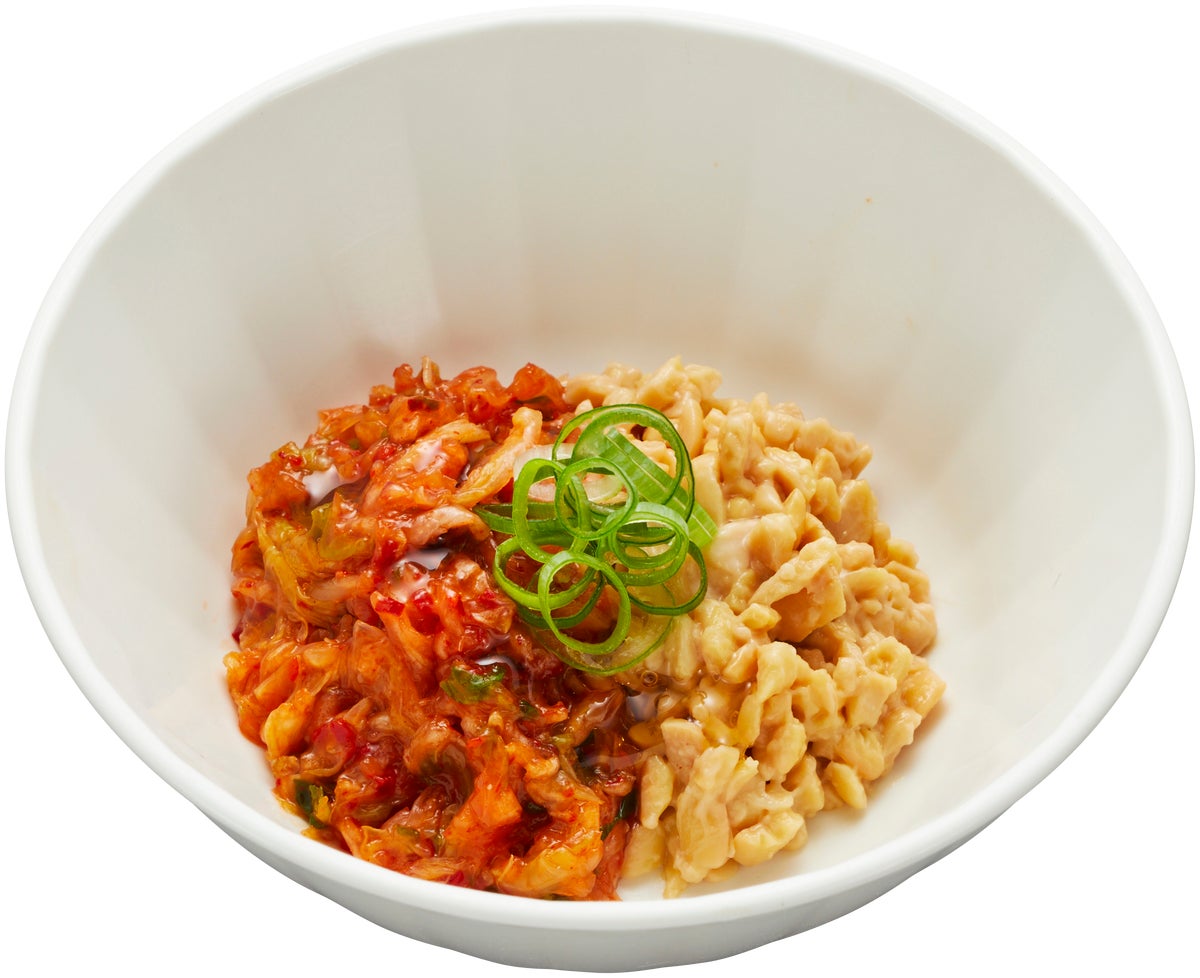 Lee Chao Yuan Chopped Kimchi & Natto Small Bowl – ¥137 (tax included ¥150). A small bowl with Lee Chao Yuan's napa cabbage kimchi, natto, green onions, and sesame oil, recommended as a side for sushi or drinks.