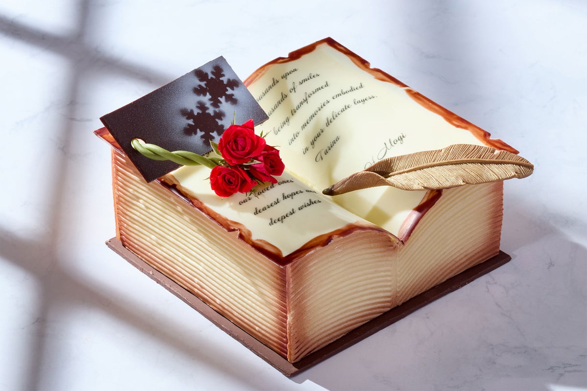 Size: 15cm x 15cm / ¥7,600 (tax included) This beautifully chocolate-coated cake contains a berry jelly, pistachio & mascarpone, and two different flavors of caramel & chocolate, all crafted by Chef Patissier Mogi. Customers who purchased last year have said, 'It looks artistic and feels special,' and 'I want to buy it again next year.'