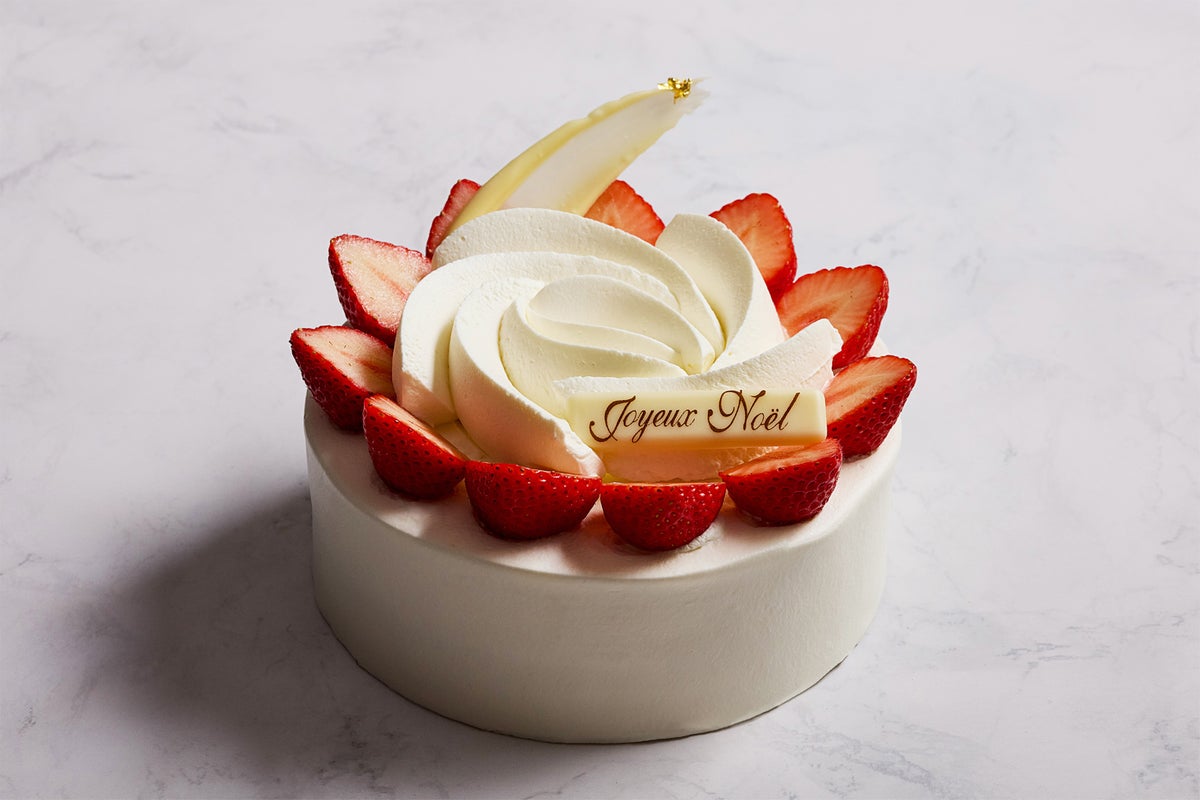 Diameter: 16cm / ¥6,500 (tax included) Also available is the Fleur at ¥10,000 (tax included) This classic hotel shortcake, loved for over 50 years, features a soft sponge that melts in your mouth and rich yet light cream. Customers often comment, 'The balance of cream and sponge is perfect,' and 'It looks gorgeous.'