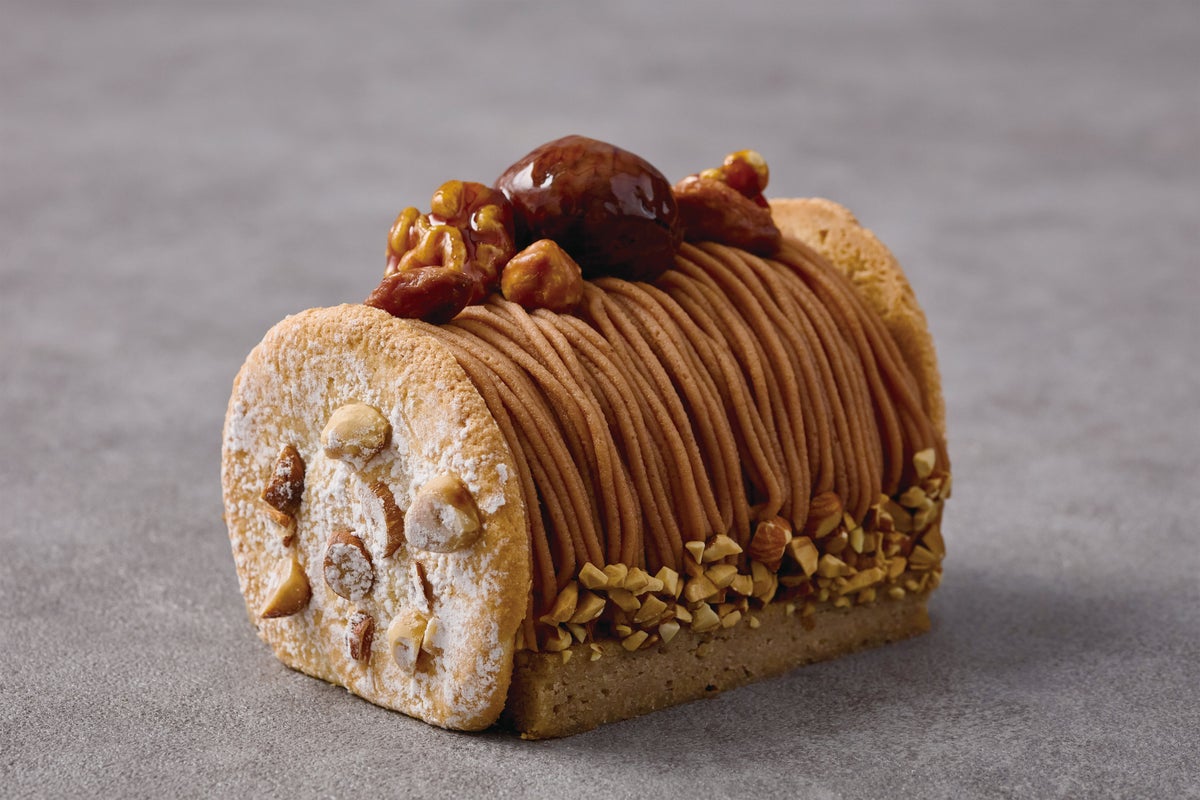 [Limited Edition] Mont Blanc Classic Size: 12cm x 8cm x 8cm / ¥4,800 (tax included) Additional shipping fee applies. A Christmas-themed take on the traditional Kyōto Plaza Hotel Mont Blanc, featuring chestnut mousse layered with rich Mont Blanc Vermicelli, offering an elegant flavor for adults.