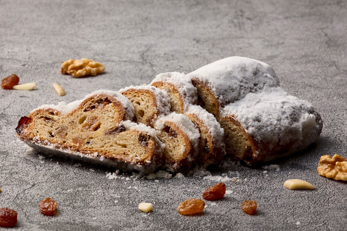 Size: about 13cm / ¥3,000 (tax included) Made with plenty of butter, this moist cake is packed with dried fruits and nuts soaked in rum. It is a traditional Christmas sweet passed down from the first chef of Keio Plaza Hotel, originating from Germany.