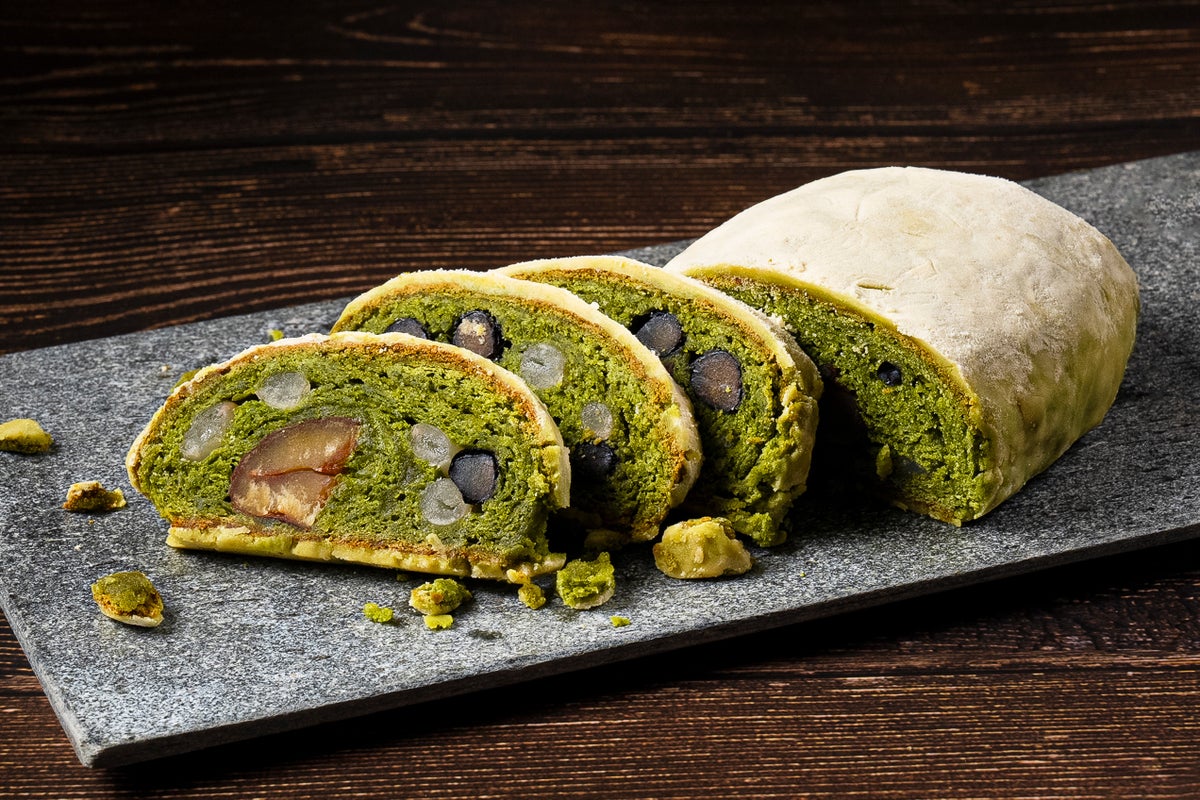 [Limited Edition] Matcha Stollen 'Miyabi' Size: about 13cm / ¥3,600 (tax included) An exquisite product combining rich matcha dough with marzipan, candied Japanese chestnuts, Tamba black beans, and Tobe beans, using carefully selected Japanese ingredients.