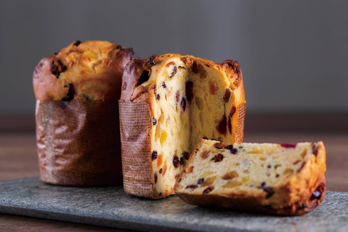 Diameter: about 8cm x height: about 9cm / ¥1,400 (tax included) A traditional Christmas cake enjoyed in various scenes such as breakfast or dessert during the holiday season, made with homemade yeast and fragrant dried fruits. Alcohol included.