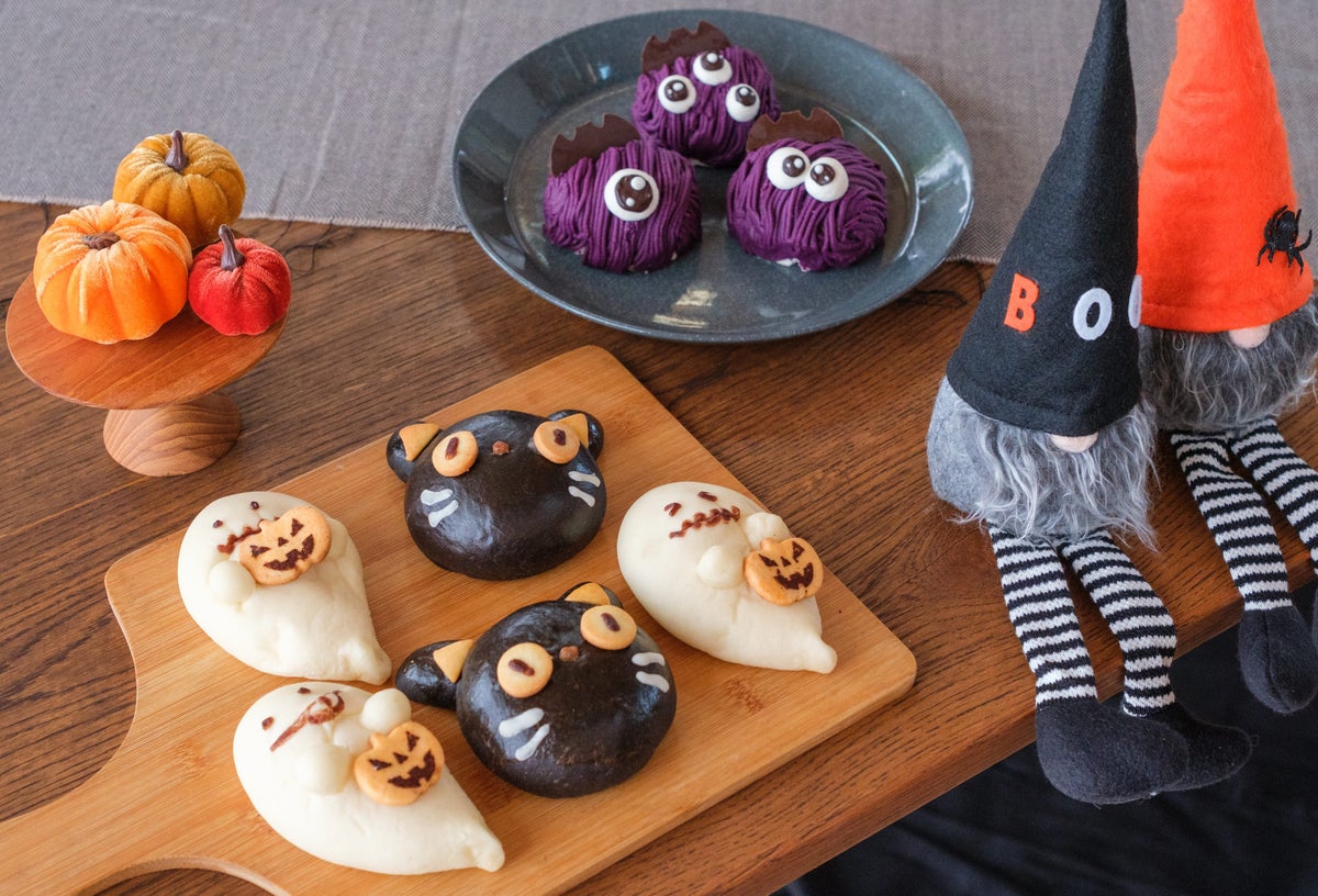Ghost Bread — ¥185, Black Cat — ¥195, Halloween Cake — ¥400 (tax included)