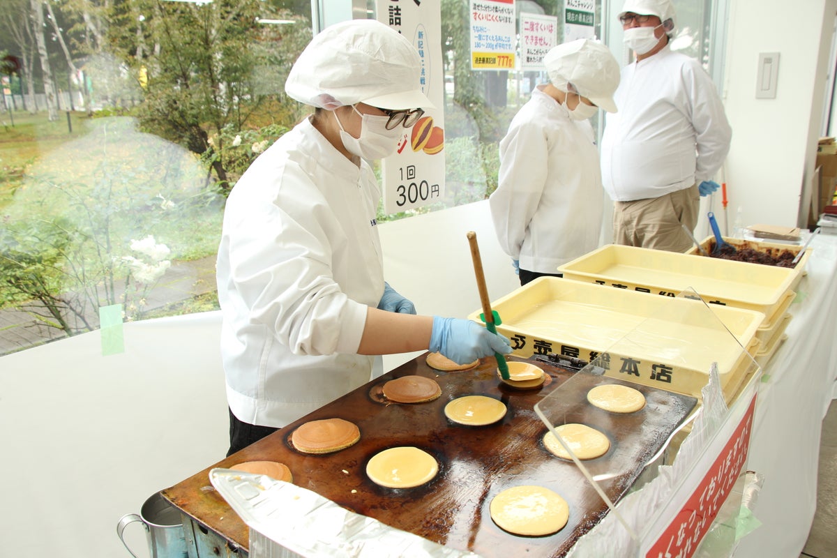 The pastry chef is hand-baking the dorayaki batter.