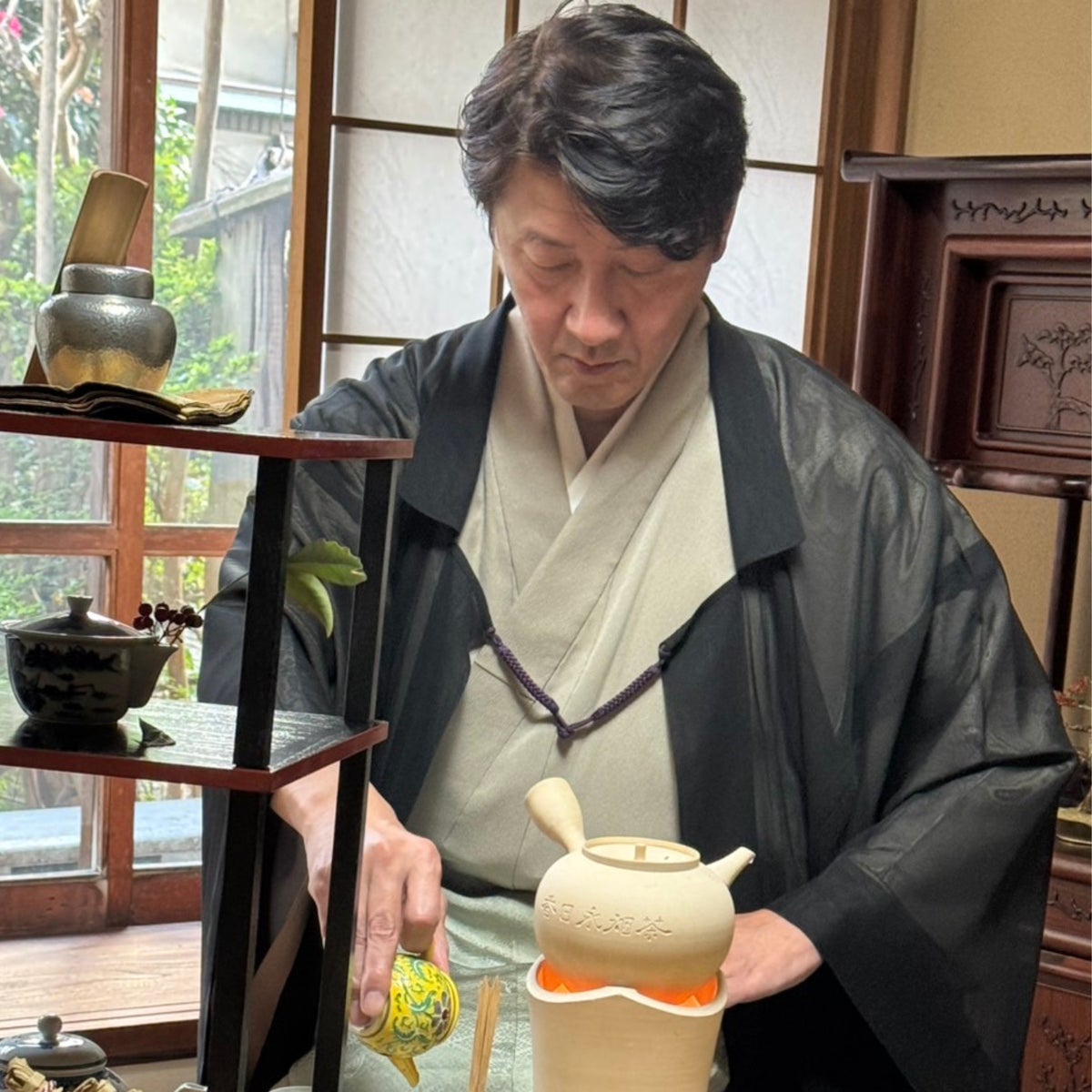 Karakki Taisen, the second-generation head and now the third-generation head of the Sencha-do Obaku Bicha-ryu, teaches not only the proper manners and arrangements but also the importance of mindset as part of 'beauty consciousness.' He believes in the power of tea to bring peace to the world. The participation fee for the workshop is ¥7,700 (tax included).