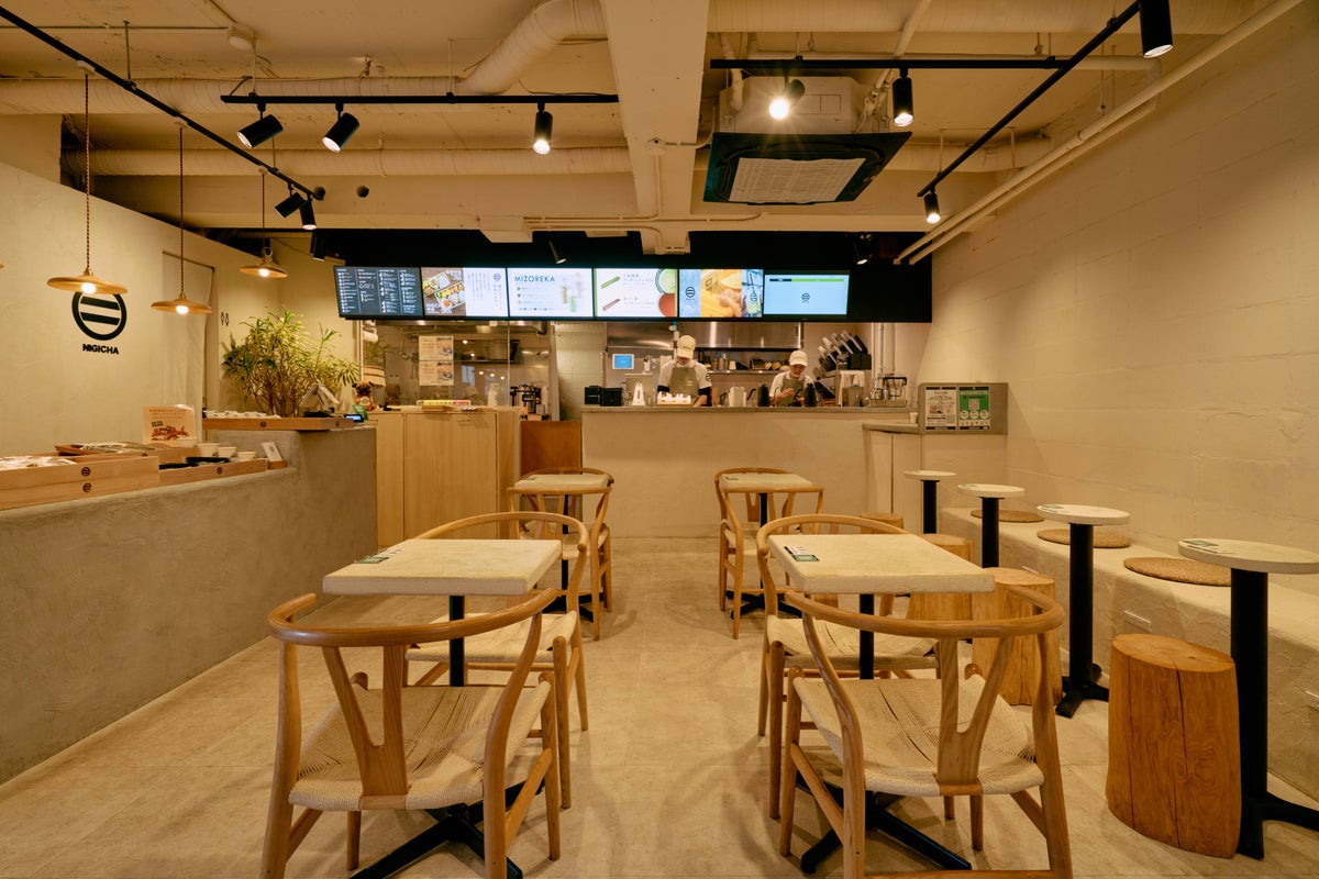 Inside NIGICHA Shinjuku Gyoenmae, you can enjoy modern Japanese sweets pairing Japanese tea with onigiri-inspired treats.