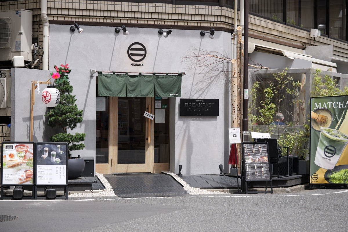 Located just a 1-minute walk from Shinjuku Gyoenmae Station on the Tokyo Metro Marunouchi Line, NIGICHA is a cafe specializing in matcha and onigiri.