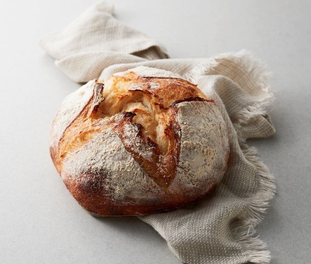 ＜First Appearance＞ Kobe Sannomiya 'Bakery Vacation' features three shops: 'Bakery Vacation' specializing in hard bread, 'Le Croissant de Vacation' for croissants, and 'Farm to Bakery Vacation'. The signature hard bread 'Vacation' is made with domestically grown wheat, salt, water, and yeast, resulting in a fragrant, chewy, and filling bread. Vacation (1 piece) ¥584 (tax included)