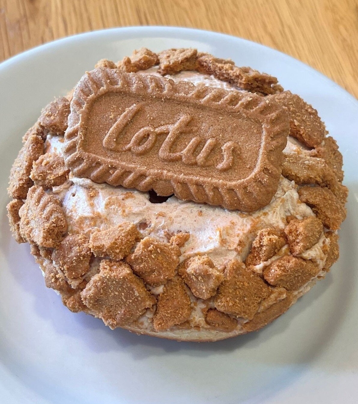 ＜First Appearance＞ Kobe Kitano 'THE CITY DONUTS' [Live Demonstration] The impactfully large donuts from 'THE CITY DONUTS' are very popular among Kobe locals and tourists alike. The 'Cinnamon Cookie Cream' donut boasts a rich cinnamon aroma and crunchy cookie crumble texture, offering a cheesecake-like richness. Cinnamon Cookie Cream (1 piece) ¥450 (tax included)