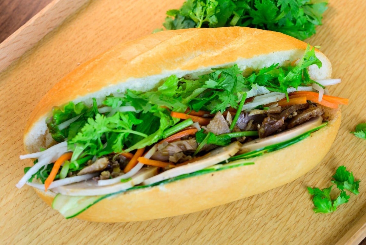 ＜First Appearance＞ Osaka 'Banh Mi Win' [Live Demonstration] The Vietnamese sandwich shop 'BANH MI WIN' offers the most popular 'Toku-betsu', a sandwich with crispy, fluffy bread filled with Vietnamese ham, roast pork, beef, and plenty of vegetables including coriander. Toku-betsu (1 piece) ¥771 (tax included)