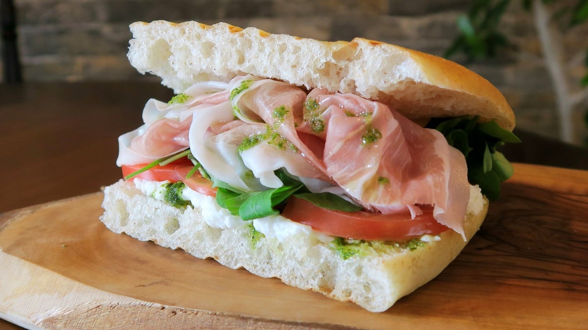 Kobe Konan-yama 'Anero Panini' [Live Demonstration] An Italian panini shop using original focaccia. The 'Prosciutto and Caprese Panini' is inspired by the Italian appetizer Caprese salad. Prosciutto and Caprese Panini (1 piece) ¥631 (tax included)