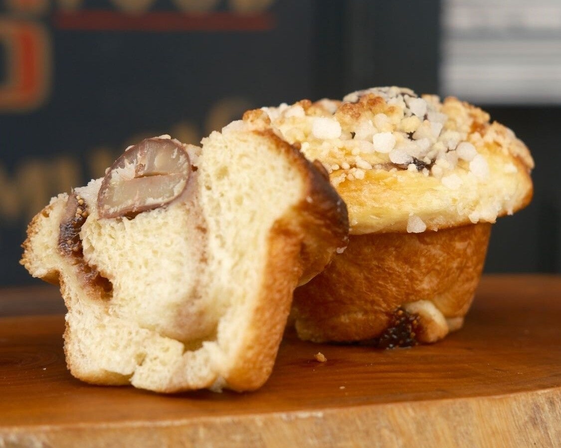 Shin-Kobe 'THE BAKE' The popular bakery shop 'THE BAKE' has a French bakery vibe. The 'Tanba Chestnut Roll', exclusive to Kobe Hankyu, is a brioche rolled with chestnut paste and fig jam, topped with a whole Tanba chestnut. [Kobe Hankyu Limited] Tanba Chestnut Roll (1 piece) ¥581 (limited to 50 per day)