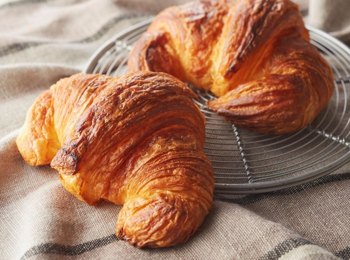 Kobe Ibusuki 'No noya' A popular shop in a lush suburban setting. The croissant, fermented with natural yeast and layered with fermented butter overnight, offers a rich flavor. Natural Yeast Croissant (1 piece) ¥421 (tax included)