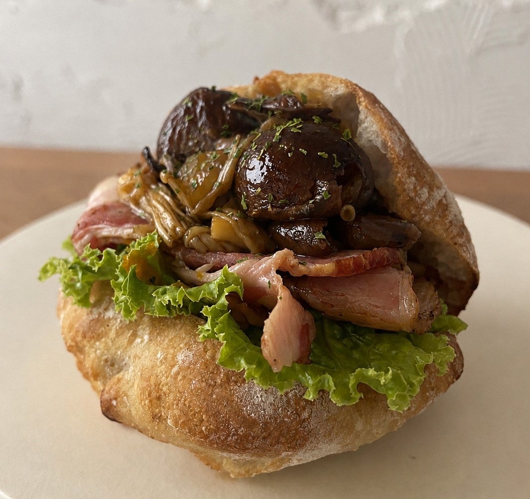 Introducing Baker, a new shop in Ashiya that specializes in homemade natural yeast bread and baked sweets made with domestic wheat and local farm produce. One of their limited-edition sandwiches is the Shibukuri-kuri, Mushroom, and Bacon Chabata Sandwich, priced at ¥551 (tax included).