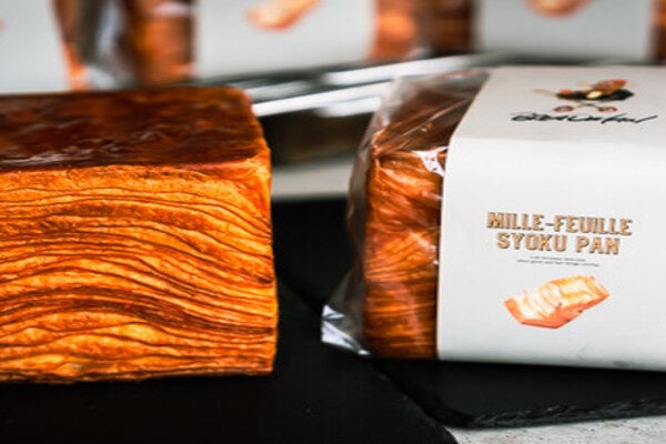 Welcome to BREADMAN in Tarumi, Kobe, a stylish bakery in a residential area. Their Mille-feuille, made with 36 layers of croissant dough, features a crispy exterior and moist interior. Each layer can be peeled apart to enjoy the texture. The Mille-feuille is priced at ¥1,000 (tax included).