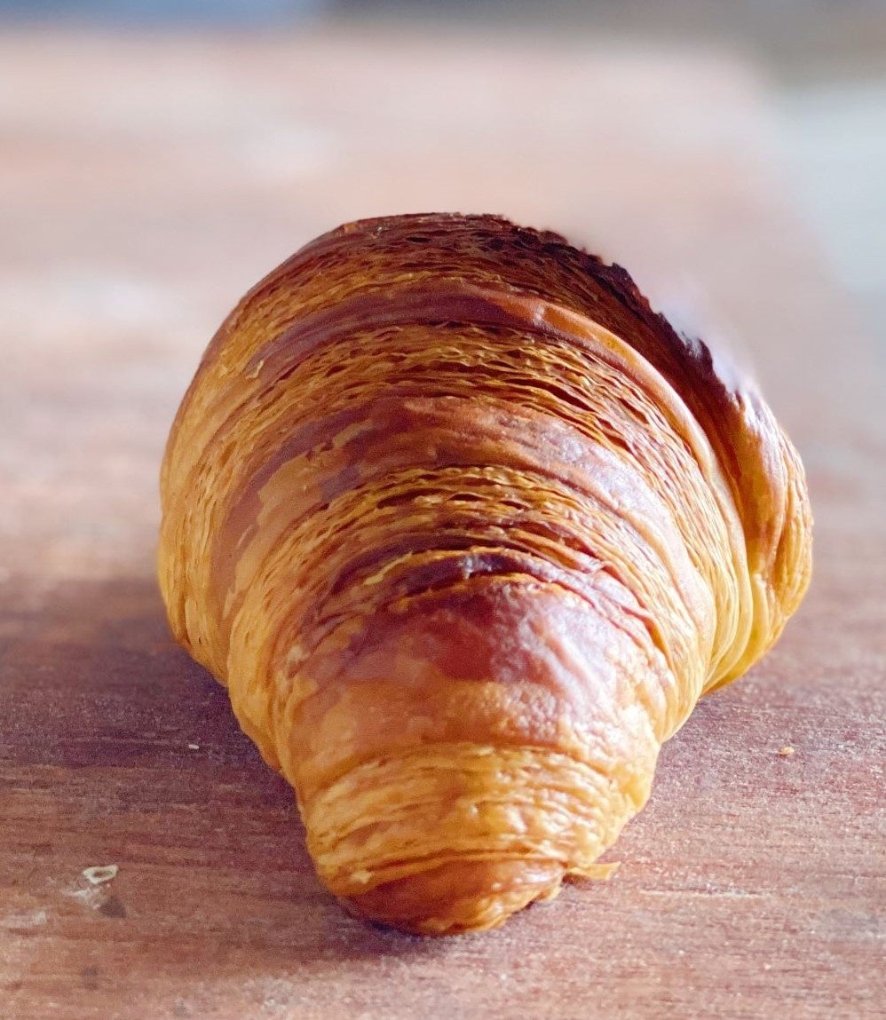 Boulangerie Recolte in Kobe Kitano offers a variety of delicious baked goods. Their Daisen Butter Croissant is a popular item, made with high-quality Daisen butter from Tottori, folded into the dough and baked over 30 minutes to achieve a crispy texture and rich butter flavor, priced at ¥432 (tax included). Other highlights include the Vacance bread at ¥584 (tax included), Cinnamon Cookie Cream donut at ¥450 (tax included), Awaji Island Salt Butter Bread at ¥420 (tax included), and a variety of sweet and savory items such as the Tokuetsu sandwich for ¥771 (tax included), Pistachio Ginger Scone at ¥486 (tax included), Banana Bread evo. V Half at ¥1,296 (tax included), and the overflowing Chestnut Croissant Bread Half at ¥1,458 (tax included).