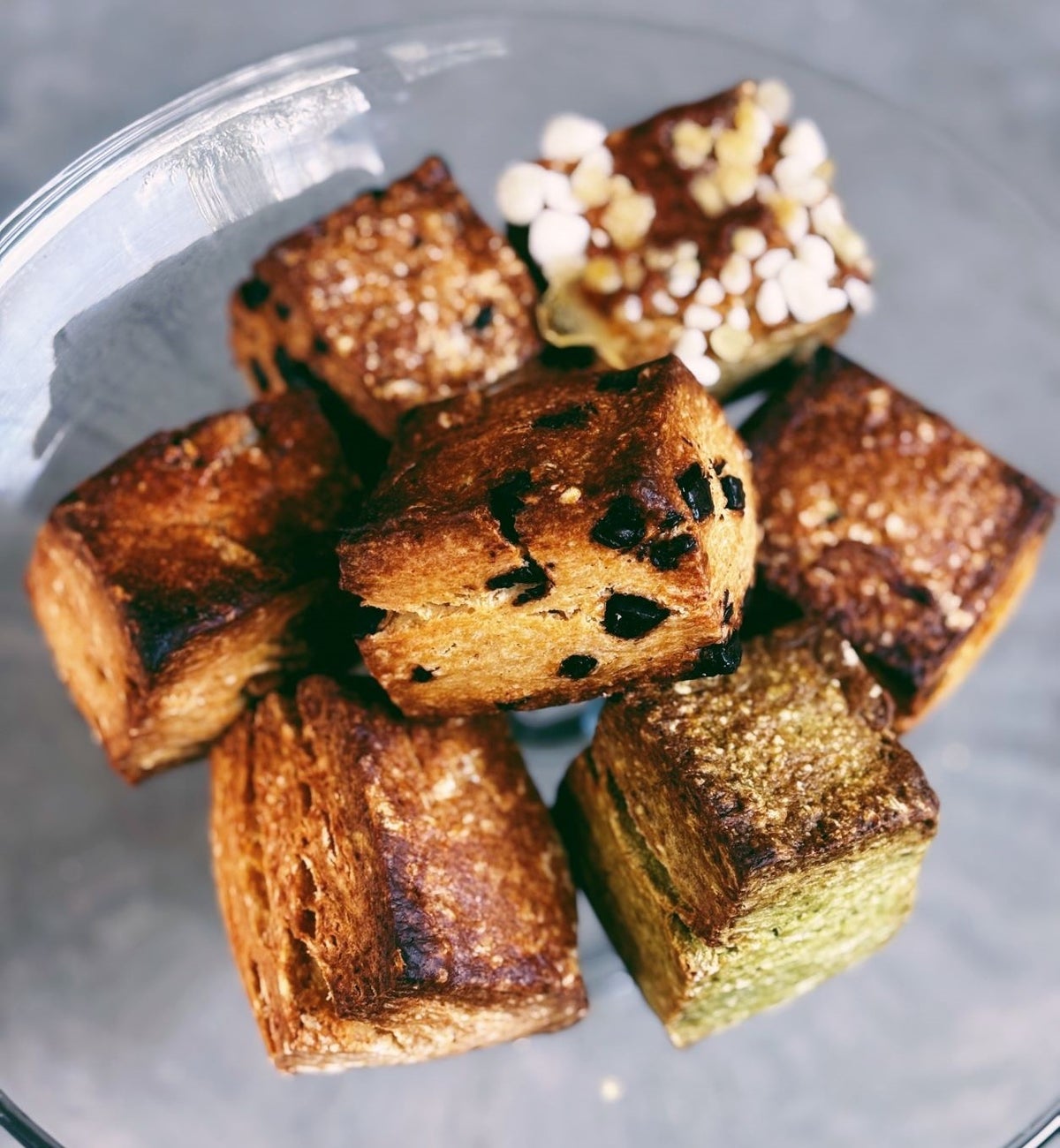 Himeji's Transistor Bakery, a popular small bakery with over 20,000 Instagram followers, is now debuting. Their homemade yeast scones are addictive with a crunchy, gritty texture. One highly recommended item is the Yeast Scone, priced at ¥297 (tax included).