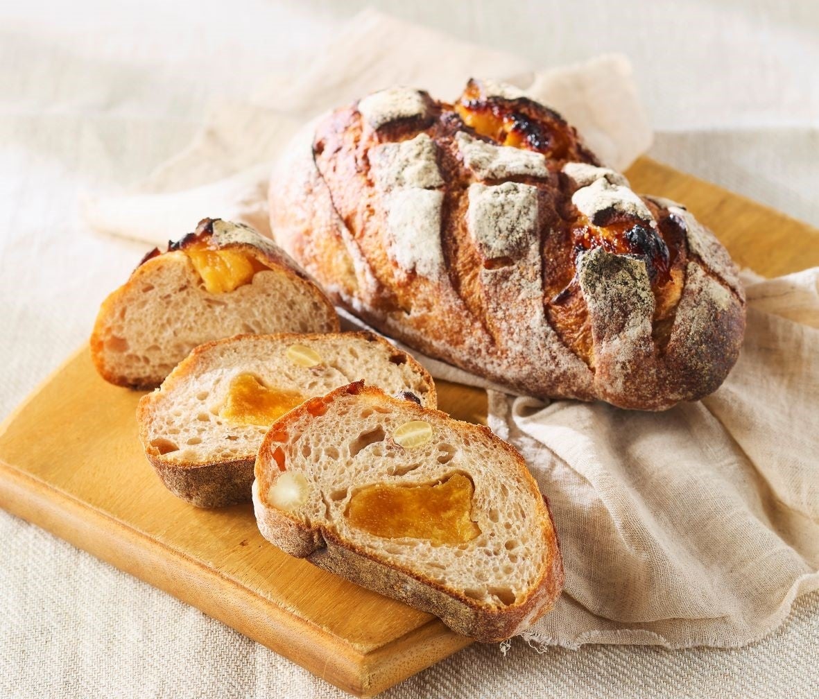 Maison JPAN, a popular bakery located in a residential area of Akashi, features the Pineapple and Cashew Nuts Campagne, a popular hard bread made with fragrant campagne dough mixed with dried pineapple and crushed cashews, then combined with cream cheese and baked. The bread costs ¥476 (tax included).