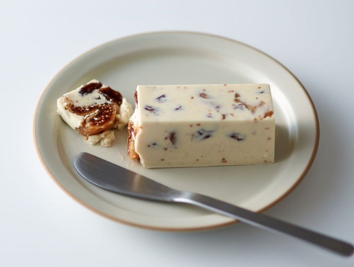 Jewelry Box, a specialty store in Kobe that offers 'jewel-like' reward butter even for those who dislike raisins, was born in Kobe. Their Ichijiku & Raisin Butter features a smooth butter base with the crunchy texture of figs and the soft chewiness of raisins, creating a perfect harmony. The product is priced at ¥1,001 (tax included).