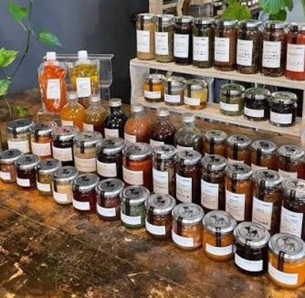 Confiture Cotocoto, produced by Akiko Okuda from Nara, offers carefully crafted confitures made with select ingredients without additives. Each jar is filled with the natural colors, flavors, and aromas of the ingredients.