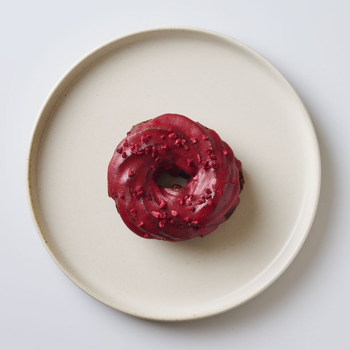 Croller | Framboise — ¥460 (tax included) Bright raspberry coating on a donut, offering a sweet and tart flavor.