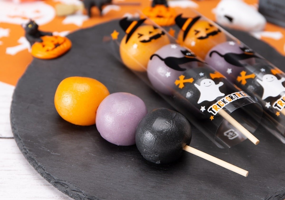 Starting October 1st (Thursday): 'Halloween Three-Color Dango' for ¥216 (tax included) per skewer.