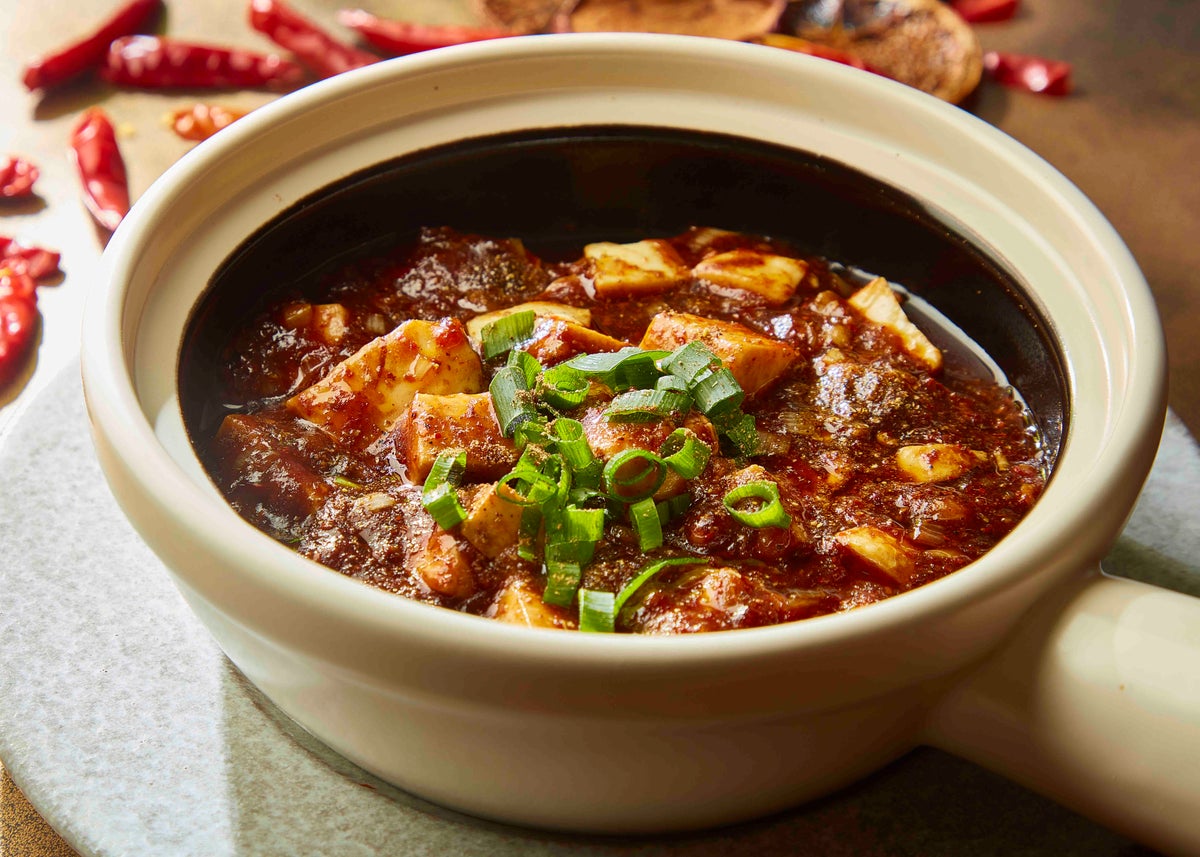 To celebrate the occasion, enjoy the Chef's recommended dishes with the all-7-item 'Kageen Course' at a special price of ¥3,900 (tax included). The menu features popular items such as the Sichuan-style Hot Pot Mapo Tofu for ¥1,200, and the hearty Five-ingredient Ankake Yakisoba for ¥1,480. You can also try the limited-time Lunch Set with three side dishes for ¥1,880, or indulge in the luxurious Lunch Set where you select two dishes from six options for ¥1,580. For dessert, enjoy a Mini Almond Tofu with Jasmine Tea as part of the Hana-sai Set for ¥2,680. The party plan includes Shrimp Lettuce Fried Rice and Mini Almond Tofu for ¥8,000 per person.