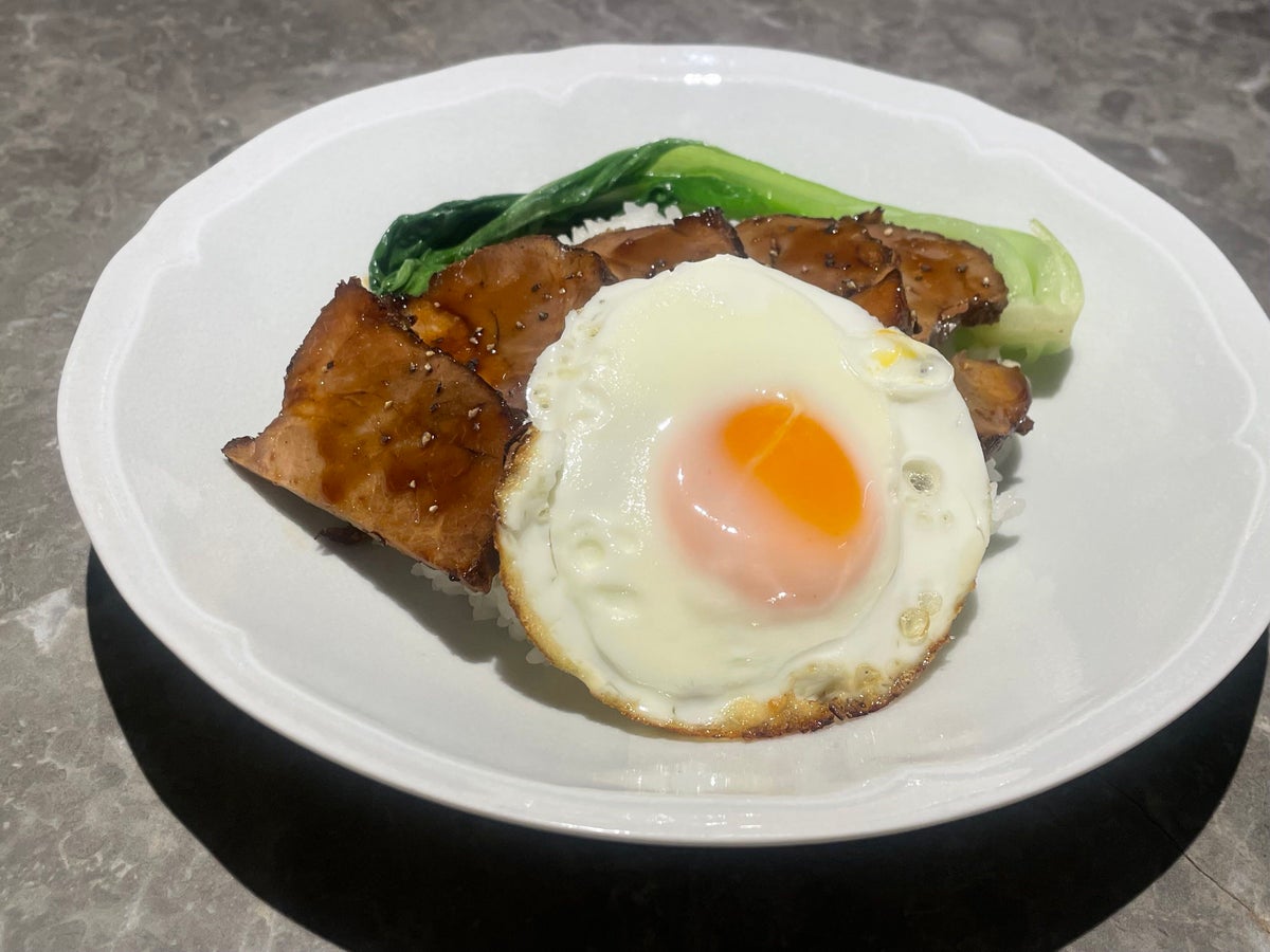 Salon Christie-style Char Siu Rice with a fried egg topping — ¥1,200 (tax included). ※Topping menu.