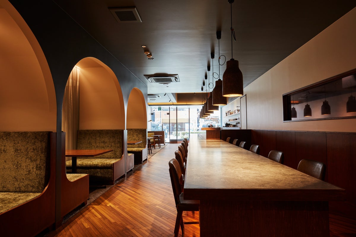 An arch-shaped semi-private room reminiscent of a luxurious train carriage.