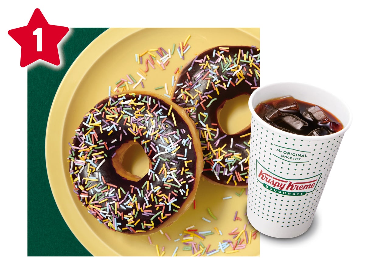 The chocolate sprinkle and iced coffee: The crisp bitterness and fruity notes of the iced coffee enhance the cacao flavor of the chocolate icing, creating a perfect balance of sweetness.