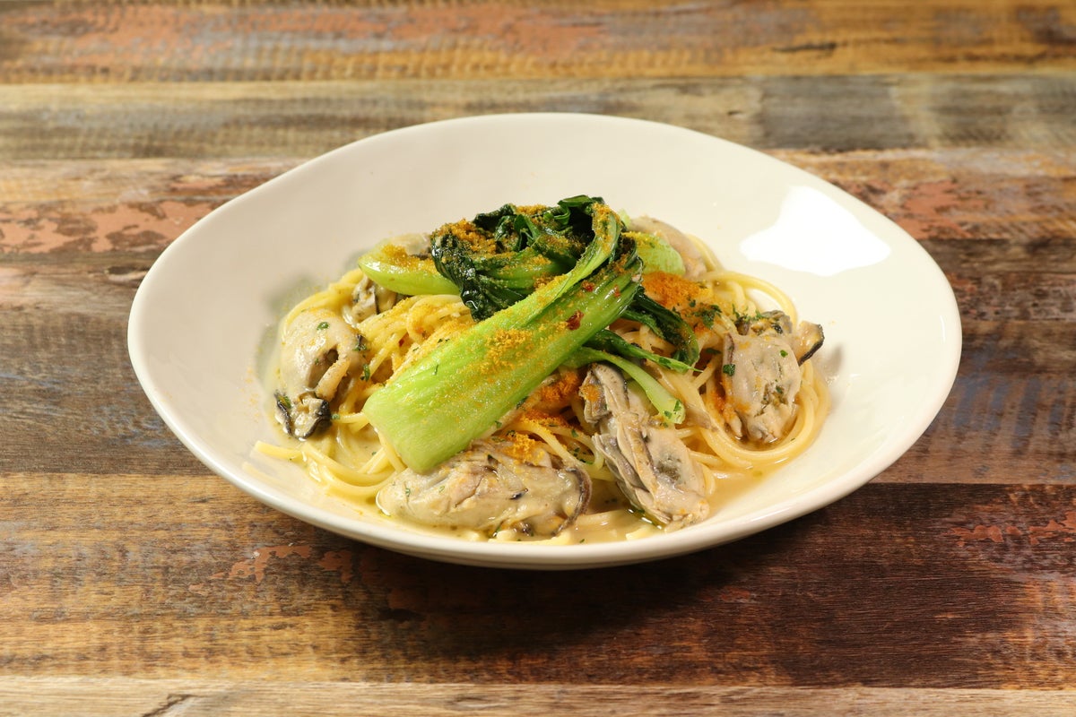 【Setouchi Oyster and Bok Choy Oil Pasta with Bottarga Flavor】 ¥1,390 (tax included ¥1,529) Rich Setouchi oysters combined with fresh bok choy in an oil pasta, finished with a bottarga flavor for an adult taste.