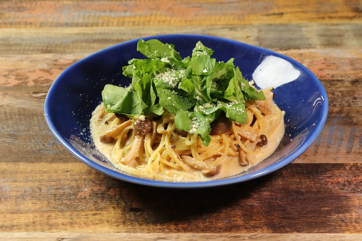 【Roasted Mushroom and Arugula Porcini Cream】 ¥1,290 (tax included ¥1,419) Aromatic roasted mushrooms and refreshing arugula harmonize in a creamy pasta, enhanced with a fragrant porcini sauce perfect for autumn.