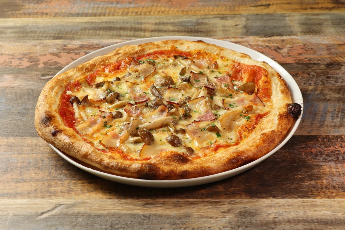 【Smoked Bacon and Fragrant Mushroom Pizza】 ¥1,390 (tax included ¥1,529) An autumn-limited pizza with rich smoked bacon aroma and crispy baked mushrooms, offering a deep flavor with every bite.