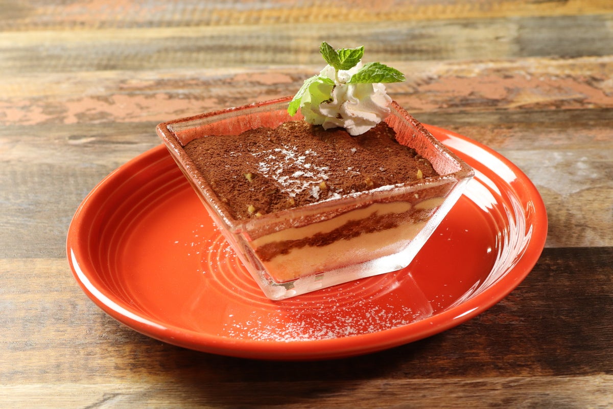 【Anno Sweet Potato Tiramisu】 ¥690 (tax included ¥759) A seasonal dessert using sweet Anno sweet potatoes, paired with smooth cream to create a fusion of Japanese and Italian flavors perfect for fall.