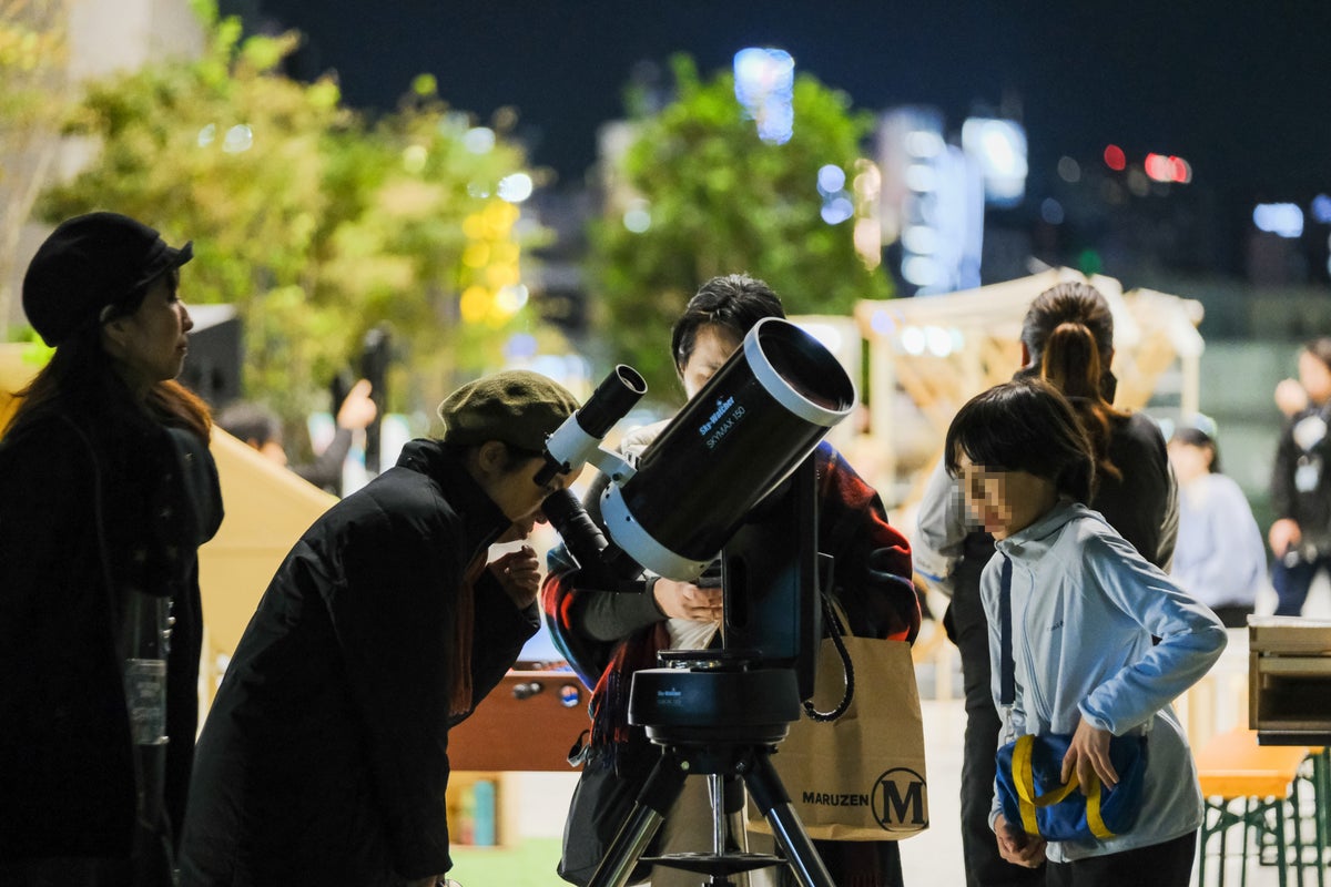 Experience stargazing with a professional telescope. Feel the universe at the heart of the city on the Diah Deck. Observe celestial bodies with a large Dobsonian telescope and the latest smart telescopes while enjoying the autumn night sky. Cooperation: Saitron Japan.