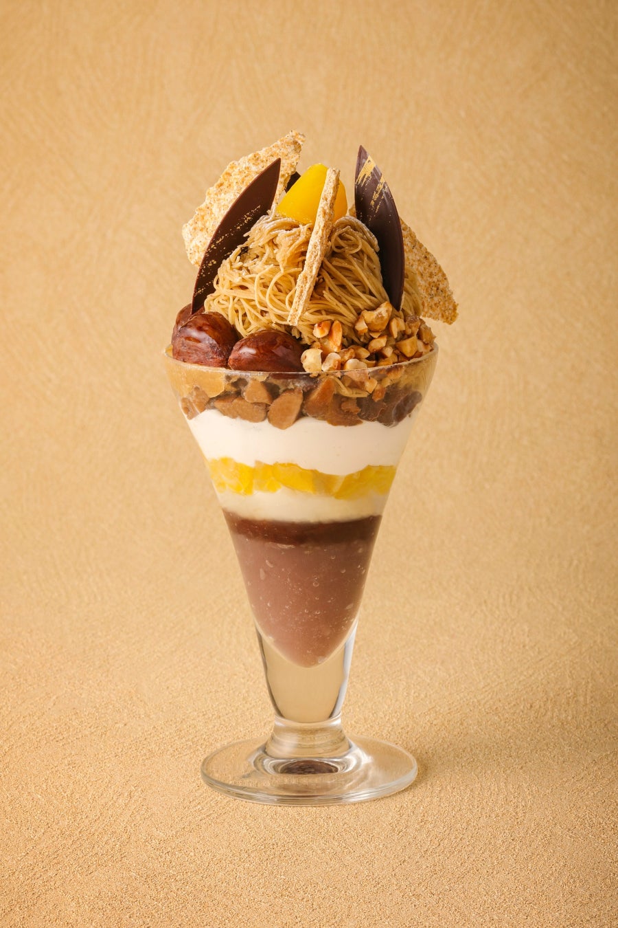 This exquisite Japanese parfait features rich fresh-squeezed Montblanc paste made from Japanese chestnuts, combined with delicate freshly whipped textures. It offers beautifully layered flavors that are visually stunning and delicious to taste. Inside the chestnut cream, you'll find carefully selected Japanese ingredients such as yokan jelly, shiratama dango, and simmered chestnuts. The light texture of kinako meringue enhances the natural, rustic sweetness of the Japanese chestnuts. Despite its generous volume that will satisfy chestnut lovers, the parfait's fresh aroma and layered Japanese ingredients provide an indulgent experience from start to finish. Price: ¥3,500 (tax included).