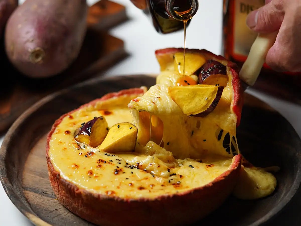 Stretchy rich cheese drips with honey. Enjoy the deliciousness of sweet potatoes in this limited autumn dish.