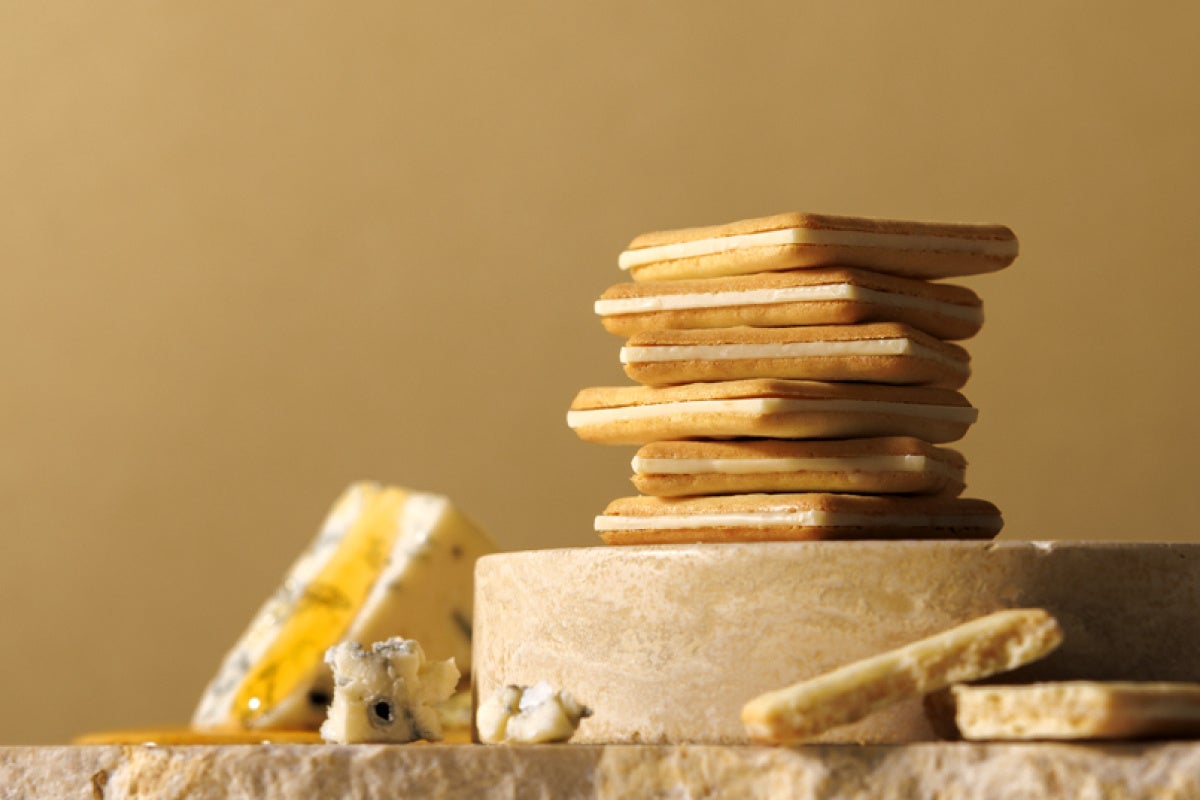 Cookie with dough infused with Spanish rosemary honey, sandwiched with Gorgonzola chocolate plate. Contains over 60% Gorgonzola cheese powder. 9 pieces ¥1,458 (tax included).