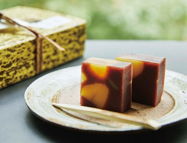 Image of Hagoromo's steamed chestnut yokan, a popular autumn limited product priced at ¥2,430 (tax included).