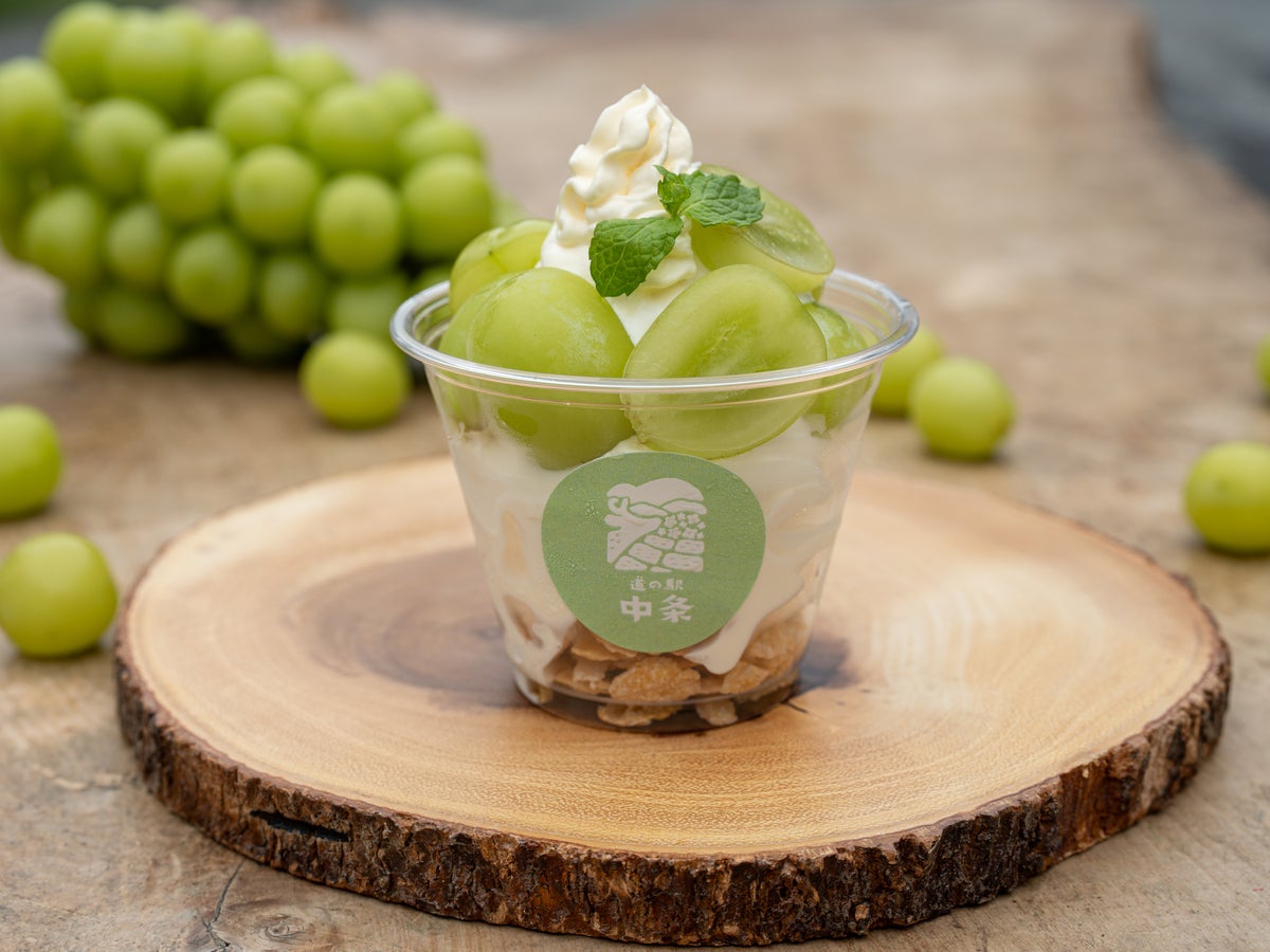 Shine Muscat Soft Serve — ¥850 (tax included) topped generously with the fragrant and refined sweetness of Shine Muscat grapes. Enjoy it with mascarpone whipped cream for a seasonal treat. Add Shine Muscat grapes for an extra luxurious experience — ¥100 per 2 grapes.
