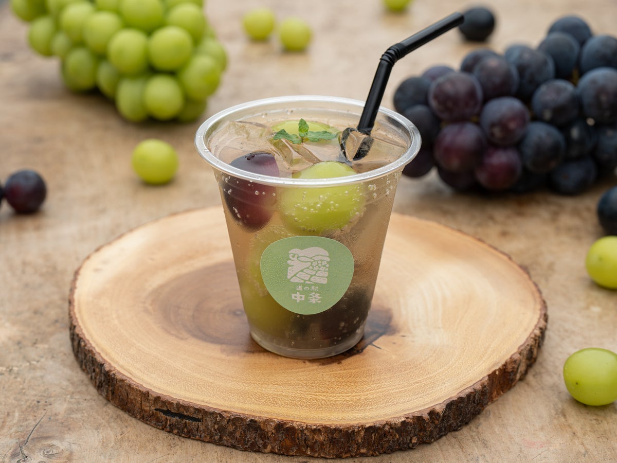 Grape Ginger Ale — ¥650 (tax included) A glass of grape and Shine Muscat grapes served generously. The sweetness of the fruit pairs perfectly with the refreshing ginger ale.
