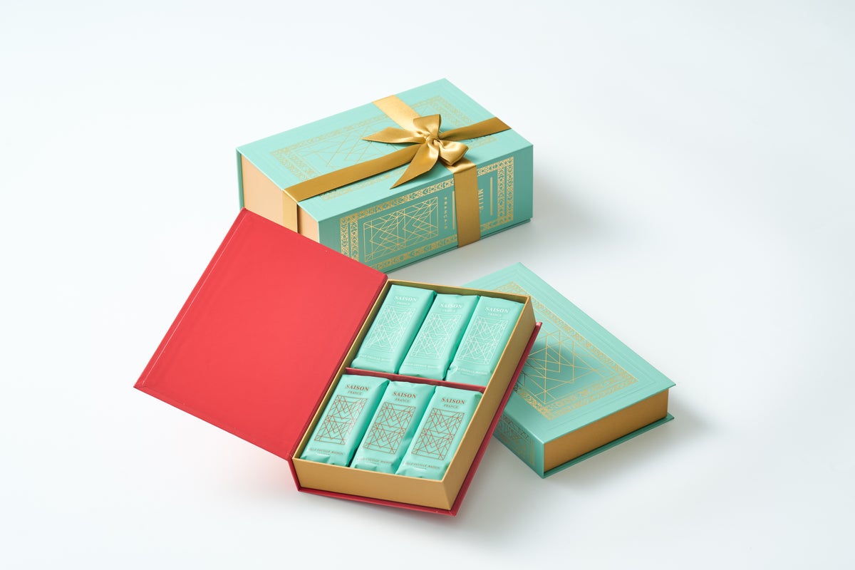 The Millefeuille Saison (Salt Caramel & Cafe) is available in sets of 6 pieces for ¥2,484 (tax included). Other options include 4 pieces for ¥1,512, 8 pieces for ¥3,024, and 12 pieces for ¥4,536 (tax included). The classic Millefeuille Maison, made with French wheat pie dough, is offered in 4-piece sets for ¥1,512, 6-piece sets for ¥2,484, and 12-piece sets for ¥4,536 (tax included). Customers can choose from various combinations; please ask our staff for details.