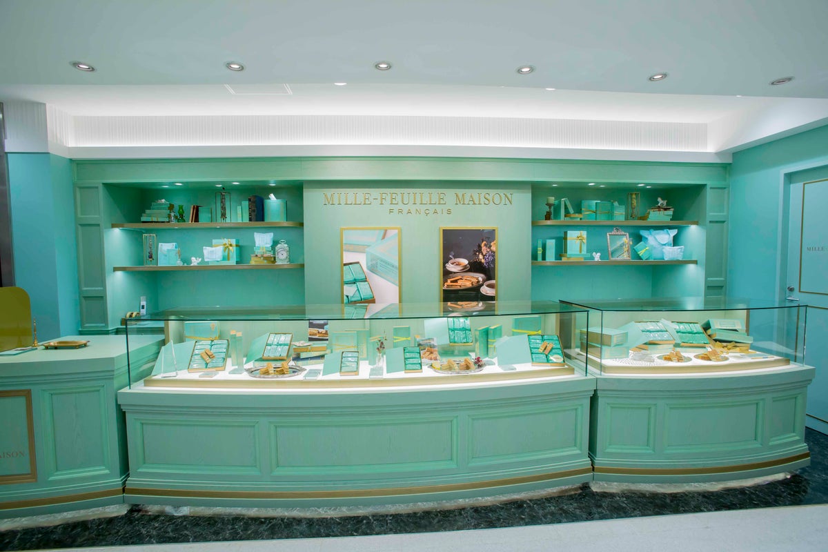 At Millefeuille Maison Franche at Matsuya Ginza, you can enjoy the classic Millefeuille Saison (Salt Caramel & Cafe) in sets of 6 for ¥2,484 (tax included). Other options include 4 pieces for ¥1,512, 8 pieces for ¥3,024, and 12 pieces for ¥4,536. The shop also offers the popular Millefeuille Maison, made with French wheat pastry, available in 4 pieces for ¥1,512, 6 pieces for ¥2,484, 8 pieces for ¥3,024, and 12 pieces for ¥4,536.