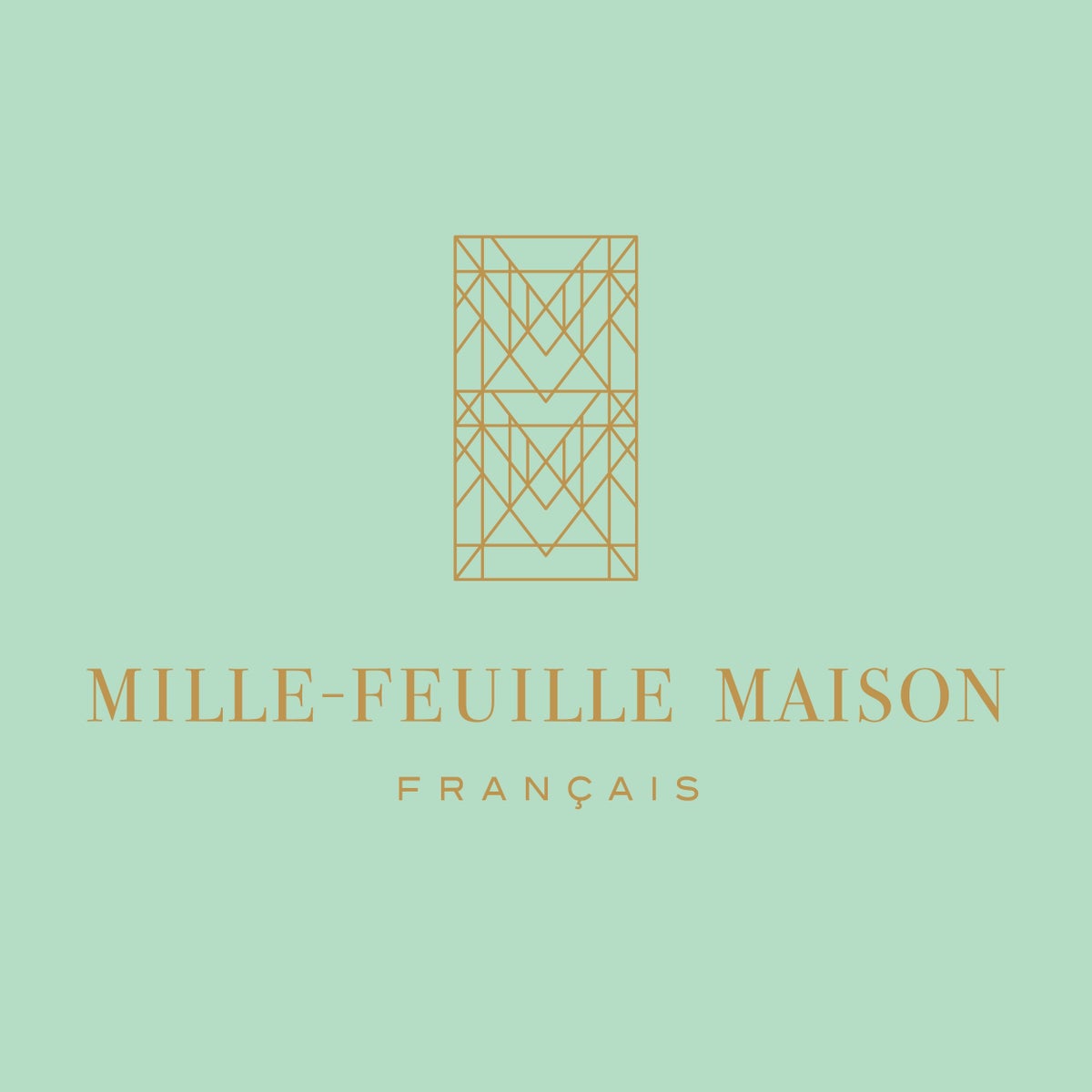 At the specialty mille-feuille shop, the pastry layers called 'feuilletage' resemble the pages of a book, each layer telling a story. The classic Millefeuille Saison (Salt Caramel & Cafe) is available in a 6-piece set for ¥2,484 (tax included). Other options include 4-piece sets for ¥1,512, 8-piece sets for ¥3,024, and 12-piece sets for ¥4,536 (tax included).