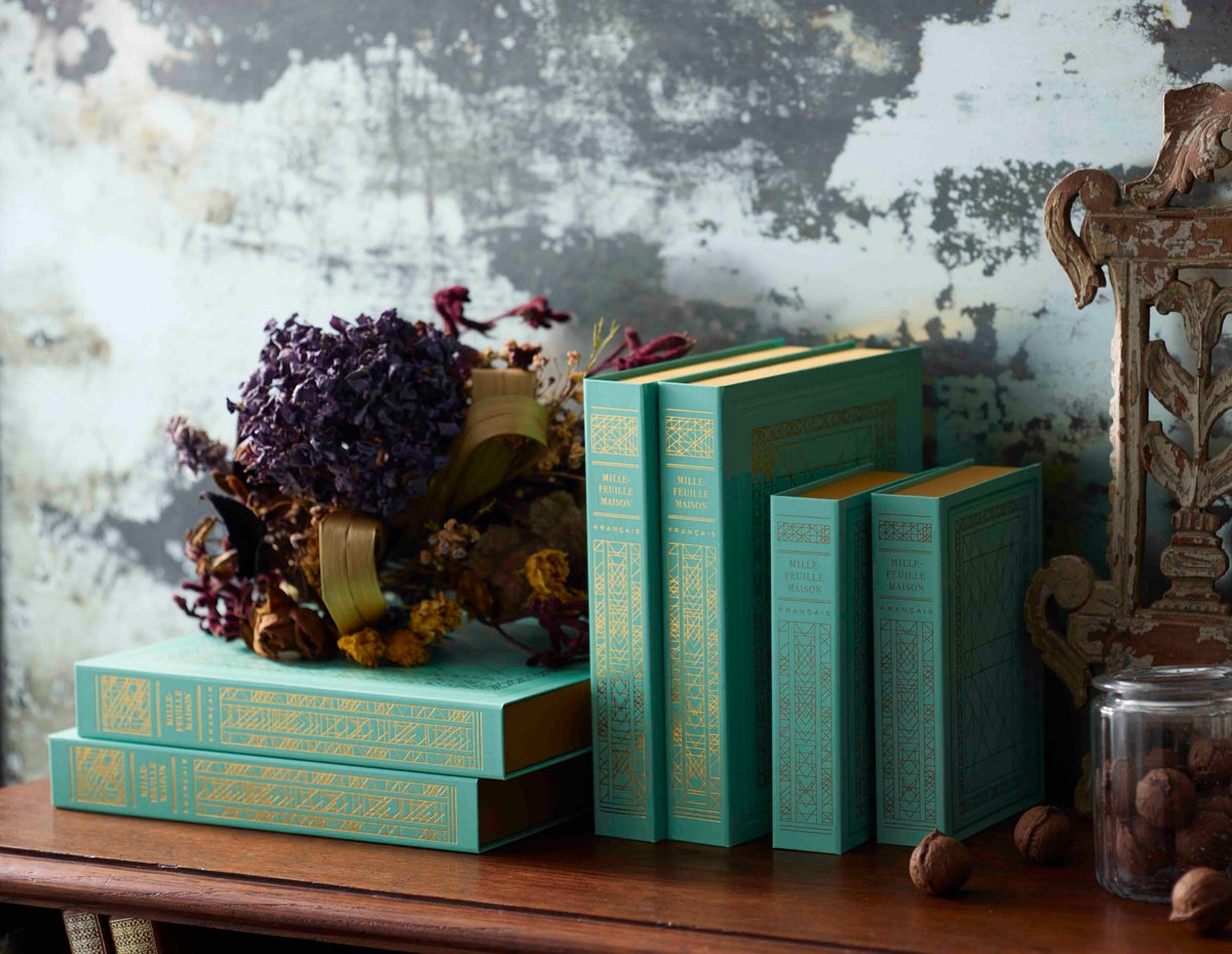 This Mille-feuille, crafted with the dedication of pastry chefs who have spent a long time perfecting its deliciousness, is packaged in a gift box inspired by the shape of a book. Each piece is carefully baked like a story, and then sealed to deliver. Please choose this as a gift for special occasions or for someone important.