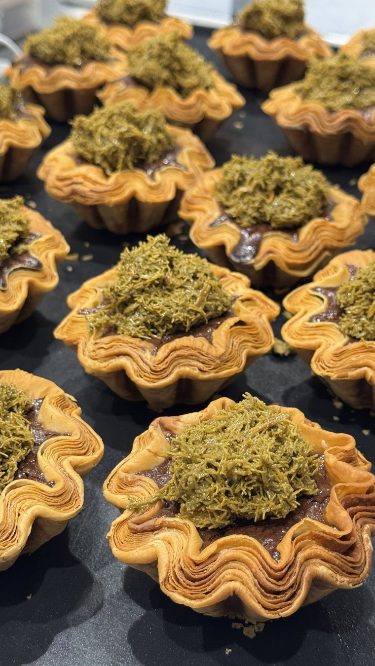 ‘Dubai Choco Egg Tart’ (1 piece) ¥943 (tax included) features a crispy, fragrant pastry crust filled with a blend of two types of dark chocolate (54% and 72%), creating a super-rich, custard-like texture reminiscent of a dense baked pudding. Topped with fragrant kadayif and plenty of pistachios, this is a special creation unique to MOROBAAU.