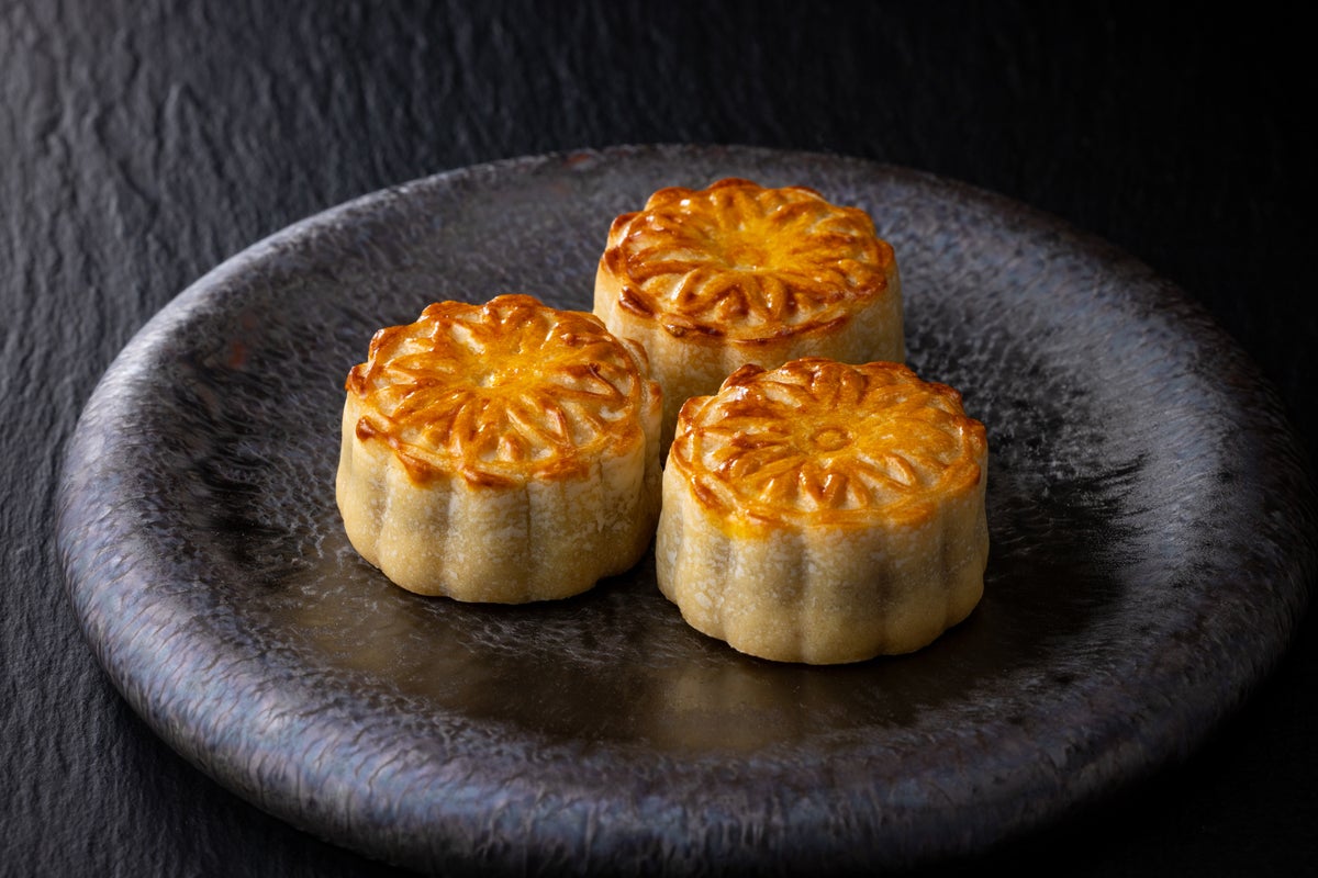 The salted egg yolks provide a balanced saltiness and richness, while the lotus seed paste offers a subtle sweetness, creating a deep and flavorful taste. Additionally, walnuts are added to enhance the texture, making these authentic mooncakes a delightful treat. Each mooncake is priced at ¥600 (tax included).