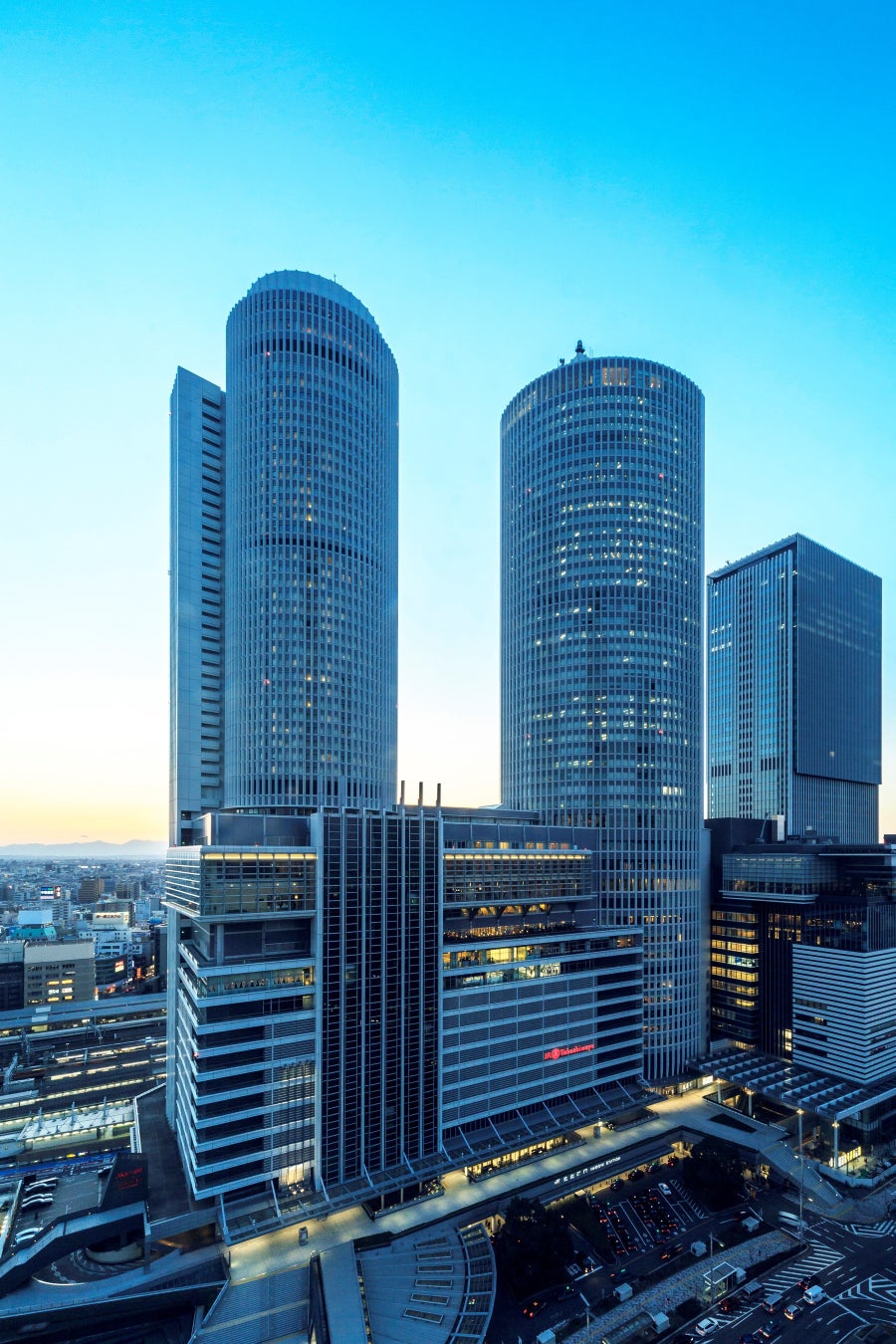 Nagoya Marriott Associa Hotel is located directly above JR Nagoya Station. The hotel has over 700 rooms from the 20th to 49th floors, including suites. It features eight restaurants & bars, a gift shop, various banquet halls, wedding facilities, a fitness club, and lounges. Catering to both business and leisure guests, it offers attentive service and a comfortable stay, providing high-quality hospitality for both domestic and international visitors. Address: 1-1-4 Meieki, Nakamura-ku, Nagoya, Aichi 450-6002, Phone: 052-584-1111 (main), operated by JR Central Hotels since May 17, 2000.